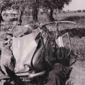 Vehículo accidentado: coche con fallecido en el exterior
