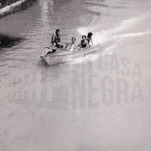Lancha con gente surcando el río Tajo cerca del Puente Barcas, en Aranjuez