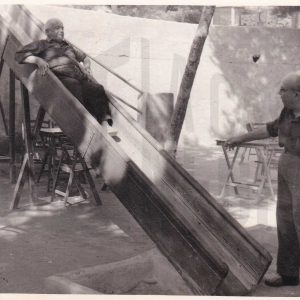 Persona mayor bajando por un tobogán