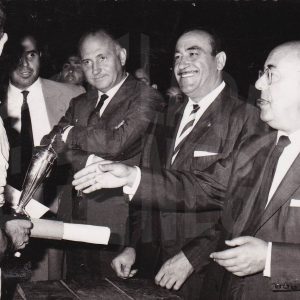 El Alcalde de Aranjuez, Manuel García Moreno, junto a autoridades provinciales entregando un trofeo