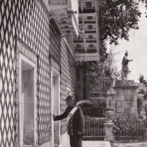 Guarda de Patrimonio Nacional  junto a su vivienda en el Jardín del Parterre de Aranjuez