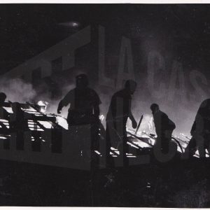 Varias personas en el tejado intentando apagar el fuego en las instalaciones de la fábrica MAFE (Manufacturas Fotográficas Españolas), en Aranjuez