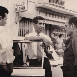 Federico Martín Bahamontes habla con Miguel Monzón en una calle de Aranjuez