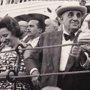 Lolita, esposa del Alcalde de Aranjuez, junto al  Presidente de la Diputación de Madrid, Mariano Ossorio Arévalo, III marqués de la Valdavia, en una corrida de toros.