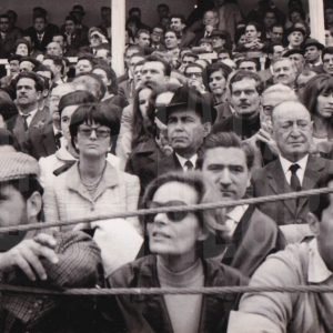Luis Miguel Dominguín, Vivien Leigh y Omar Shariff entre el público en una corrida de toros en Aranjuez.