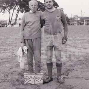 El masajista y un futbolista del Aranjuez C.F. posando en los campos de fútbol de Loyola en Aranjuez