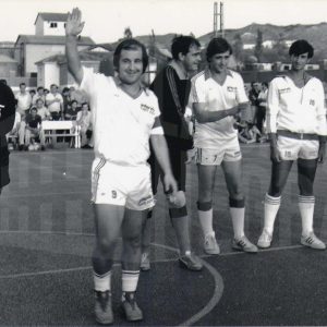 El periodista José Mª García saludando junto a otros jugadores y un árbitro antes de jugar un  partido de fútbol-sala en Aranjuez