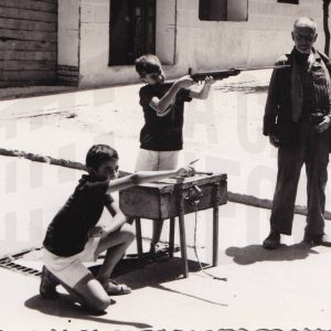 Niños disparando con una escopeta de perdigones