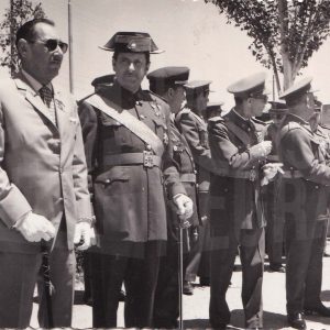 El Juez de Paz, Sr. Colomer, y el Capitán de la Guardia Civil, Jesús Tejada, junto a varios militares un día del Corpus en Aranjuez