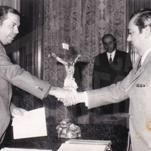 El Alcalde de Aranjuez, Antonio Clavet, saluda a un señor en presencia del concejal Agustín Cominero en el Ayuntamiento de Aranjuez