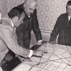 El Alcalde de Aranjuez, Manuel García Moreno, señalando en un plano junto al Gobernador Civil de Madrid, Jesús López Cancio en el Ayuntamiento de Aranjuez