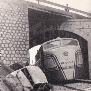 Un coche accidentado junto a las vías por las que circula un tren bajo el puente del Regajal en Aranjuez