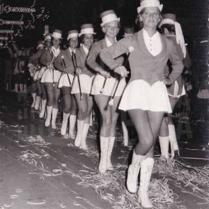 Un grupo de majorettes desfilando por una calle de Aranjuez durante las fiestas