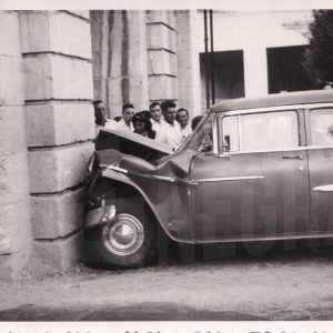 Automóvil accidentado en el arco de entrada a la plaza de San Antonio en Aranjuez
