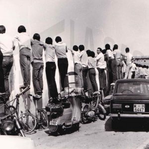 Espectadores viendo un partido de fútbol en Aranjuez desde el exterior del recinto