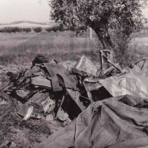 Restos de un vehículo accidentado en el campo