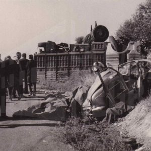 Varias personas junto a un camión y un automóvil accidentados