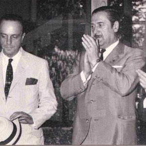 Manuel Fraga Iribarne, Ministro de Información y Turismo, y el Gobernador Civil de Madrid, José Manuel Pardo de Santayana, durante la inauguración de la Oficina de Turismo en Aranjuez