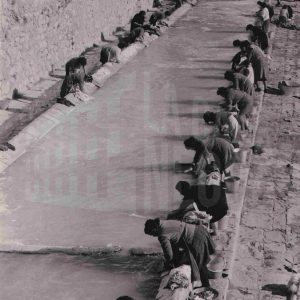 Numerosas mujeres lavando la ropa a mano en la Fuente Grande de Ocaña