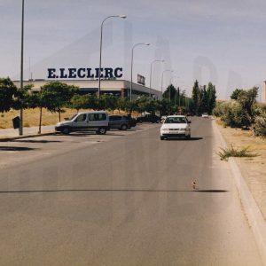 Paseo del Deleite con el Centro Comercial del Deleite al fondo, en Aranjuez
