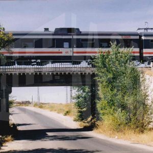 Tren atravesando el puente sobre el Paseo del Deleite en Aranjuez