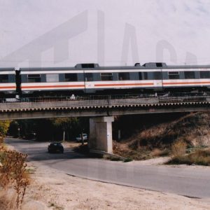 Tren atravesando el puente sobre el Paseo del Deleite en Aranjuez