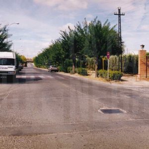 Paseo del Deleite junto a la entrada de la fábrica de ERCROS en Aranjuez