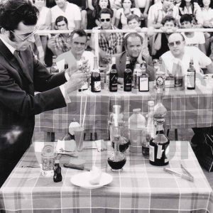 Participante en un Concurso de Coctelería ante el jurado con motivo de las Fiestas de septiembre de Aranjuez