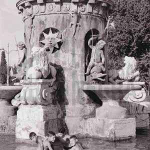 Niños bañándose en la Fuente de Venus (o de la Mariblanca) en Aranjuez