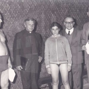 Maribel Talavera Gálvez junto a varios hombres