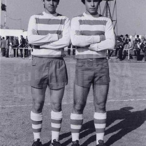 Juan Antonio Talavera y Jesús del Cerro posan antes de un partido de fútbol con la equipación de la Sociedad Deportiva  Aranjuez