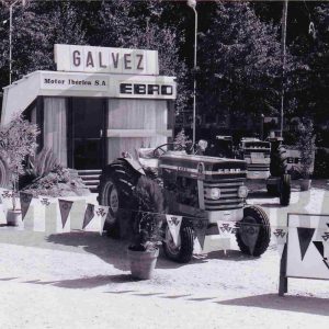 Exposición de tractores en el stand de Gálvez en la Plaza de San Antonio en la Feria Agrícola de Aranjuez