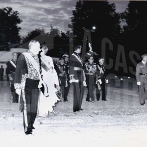 El Rey Juan Carlos, la Reina Sofía y varios militares a su llegada al Palacio Real de Aranjuez a una cena de gala