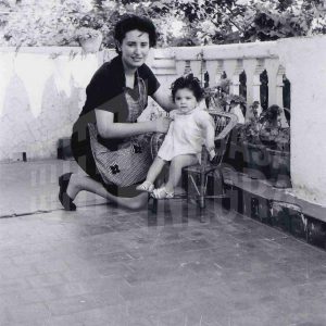 Mary Gálvez con su hija Maribel en la terraza de su casa en Aranjuez