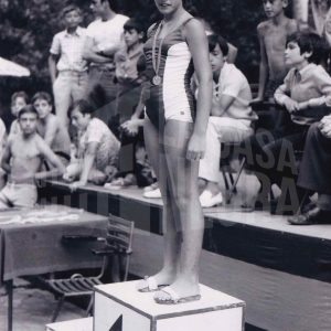 Maribel Talavera en el podio tras ser premiada en una competición de natación en Aranjuez