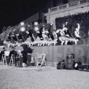Grupo folclórico actuando en la Plaza de Armas del Palacio Real de Aranjuez en los Festivales de España