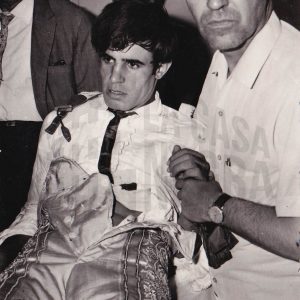 El torero Blas Romero «El Platanito» es asistido en la enfermería de la Plaza de Toros de Aranjuez tras un percance