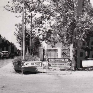 Indicadores de dirección en la antigua carretera  N- IV en Aranjuez