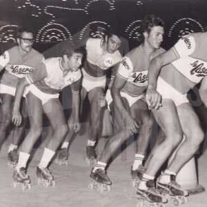 Varios patinadores durante una carrera en las Fiestas de Aranjuez
