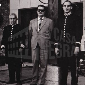 Tres personas posan delante de la puerta del Museo de Falúas en Aranjuez