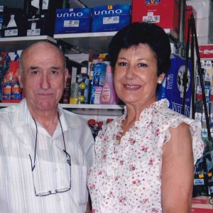 Retrato de Alfredo Hernández Ortuño y Mª de los Ángeles Polo Olmo, propietarios de una mercería en el Mercado de Abastos en Aranjuez