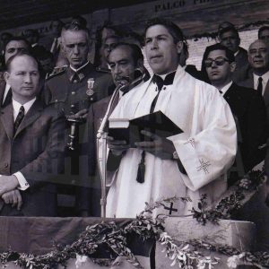 Jesús Haro, cura párroco, junto al Alcalde de Aranjuez, Manuel García Moreno, y otras personas durante la inauguración del Campo Municipal de Deportes