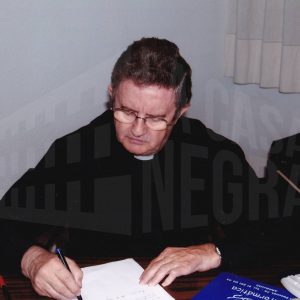 Vicente Lorenzo Sandoval, sacerdote, escribiendo