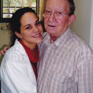 Retrato de José Díez Nau, médico odontólogo, abrazando a una de sus hijas en Aranjuez