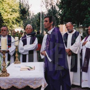 El P. Joaquín Rodríguez Romero y otras personas en el funeral por el P. José Filippetto en el Colegio Apóstol Santiago en Aranjuez