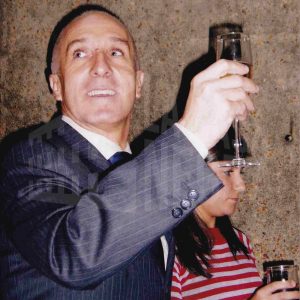 El Alcalde de Aranjuez, Jesús Dionisio Ballesteros, brindando durante la celebración del Día de la Constitución en Aranjuez