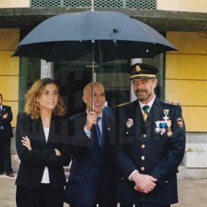El Alcalde de Aranjuez, Jesús Dionisio Ballesteros, con otras personas durante la celebración del Día de la Policía en Aranjuez