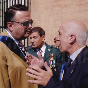 El Alcalde de Aranjuez, Jesús Dionisio Ballesteros, conversa con el concejal Víctor Martínez Osteso durante la celebración del Día de la Policía en Aranjuez