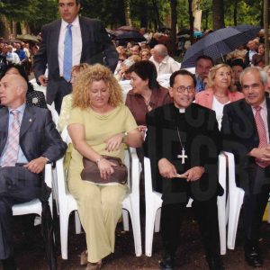 El Alcalde de Aranjuez, Jesús Dionisio Ballesteros, junto a otras personas en el Jardín del Príncipe de Aranjuez durante un concierto en las Fiestas de San Fernando