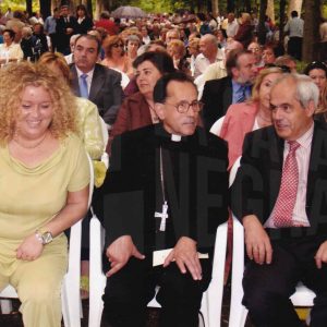 La 1ª Teniente de Alcalde, Cristina Moreno, junto a otras personas en el Jardín del Príncipe de Aranjuez durante un concierto en las Fiestas de San Fernando